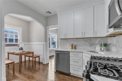 Stunning newly renovated home located in the heart of Newport - photo 3