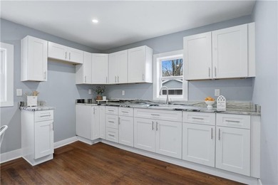 Stunning fully remodeled 2-family home in Middletown, offering - photo 4