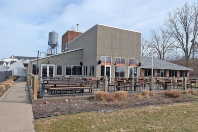 High-profile, premier waterfront restaurant/bar opportunity in - photo 1