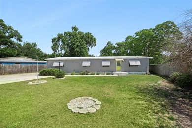 Beautifully maintained manufactured home featuring a spacious - photo 1
