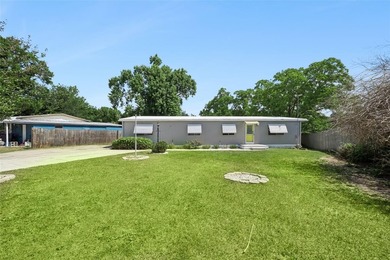 Beautifully maintained manufactured home featuring a spacious - photo 2
