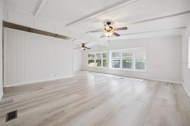 Beautifully maintained manufactured home featuring a spacious - photo 5