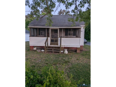 Unlock massive potential with this 2-bedroom, 1-bathroom diamond - photo 1