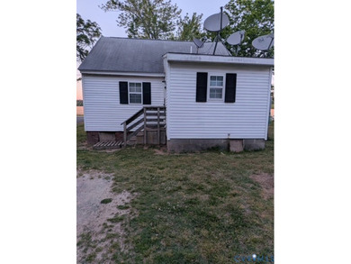 Unlock massive potential with this 2-bedroom, 1-bathroom diamond - photo 2