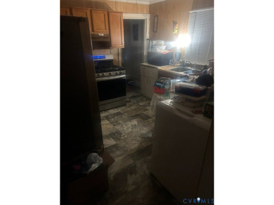 Unlock massive potential with this 2-bedroom, 1-bathroom diamond - photo 3