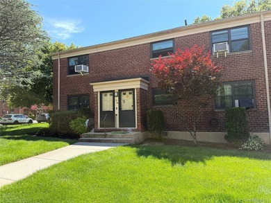 Discover an exceptional coop apartment in the Windsor Oaks - photo 1
