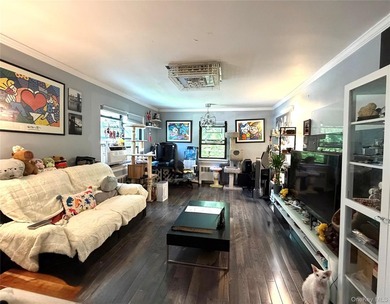 Discover an exceptional coop apartment in the Windsor Oaks - photo 2