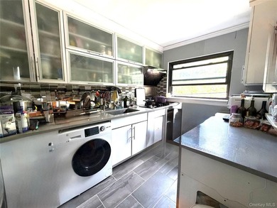 Discover an exceptional coop apartment in the Windsor Oaks - photo 5