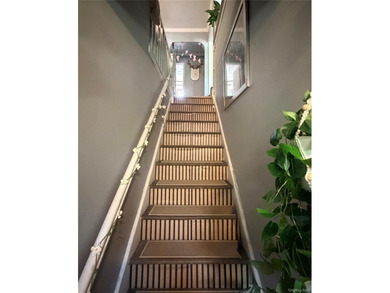 Discover an exceptional coop apartment in the Windsor Oaks - photo 10