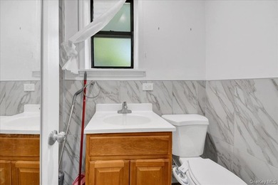 Well-maintained Bronx home offering spacious living, generous - photo 2