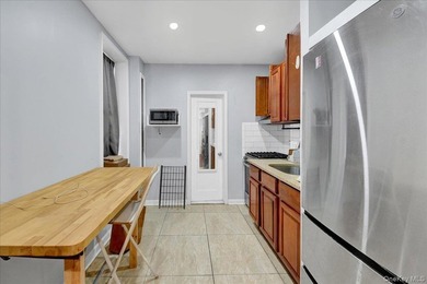 Well-maintained Bronx home offering spacious living, generous - photo 3