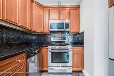 Top-floor 3-bedroom condo offering 1,026 sq/ft of comfortable - photo 11