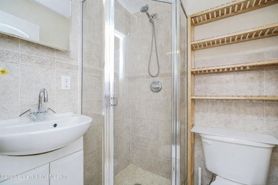 Top-floor 3-bedroom condo offering 1,026 sq/ft of comfortable - photo 14
