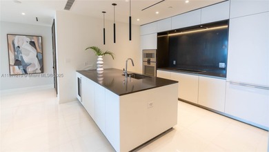 Largest Split Floor plan, Fully Furnished 2 bedrooms + DEN, 3 - photo 12