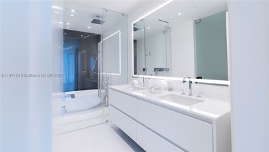Largest Split Floor plan, Fully Furnished 2 bedrooms + DEN, 3 - photo 23