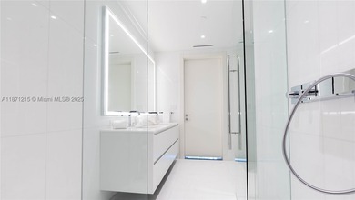 Largest Split Floor plan, Fully Furnished 2 bedrooms + DEN, 3 - photo 25