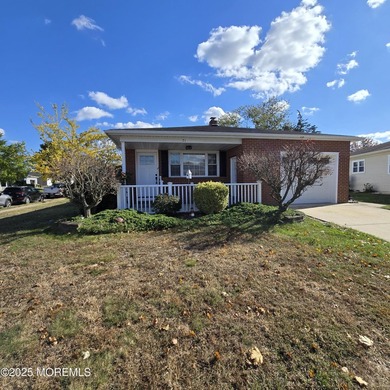 Beautifully renovated Lakeview model complete with a gorgeous - photo 1