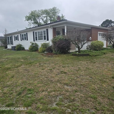 Beautifully renovated Lakeview model complete with a gorgeous - photo 2