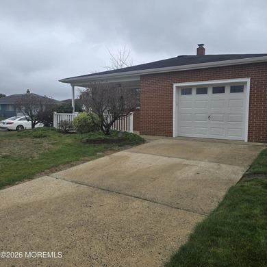 Beautifully renovated Lakeview model complete with a gorgeous - photo 4