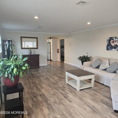 Beautifully renovated Lakeview model complete with a gorgeous - photo 5