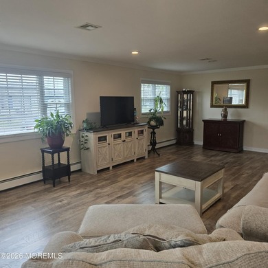 Beautifully renovated Lakeview model complete with a gorgeous - photo 6