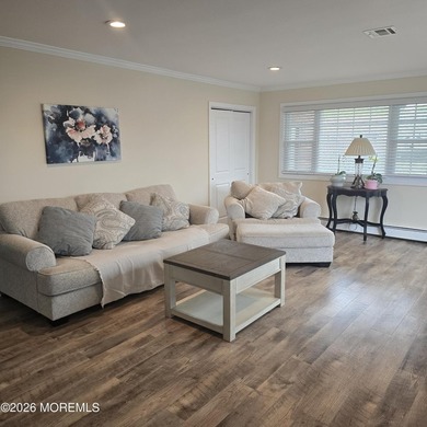 Beautifully renovated Lakeview model complete with a gorgeous - photo 7