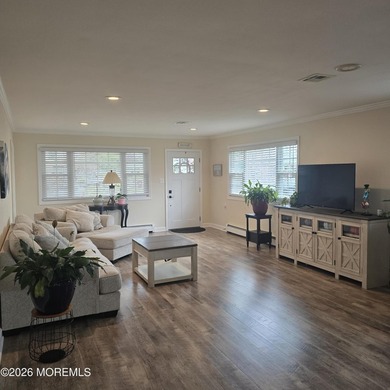 Beautifully renovated Lakeview model complete with a gorgeous - photo 8