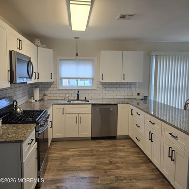 Beautifully renovated Lakeview model complete with a gorgeous - photo 9