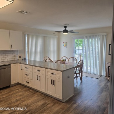 Beautifully renovated Lakeview model complete with a gorgeous - photo 10