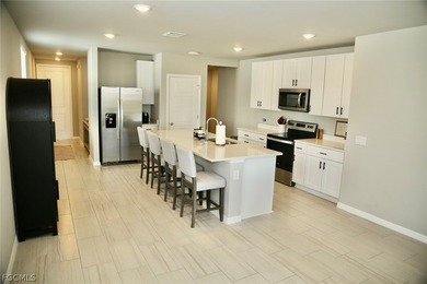 ****** BEAUTIFUL FOUR BEDROOM, LAKE FRONT, PARTIALLY FURNISHED - photo 3
