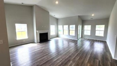 Lakefront Beauty! This 3 bedroom, 2 bathroom home is move-in - photo 4