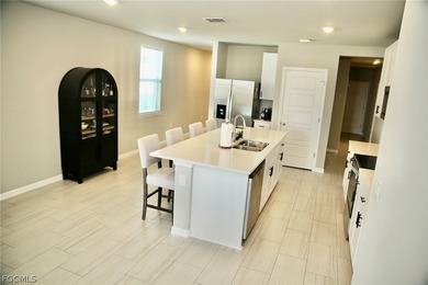 ****** BEAUTIFUL FOUR BEDROOM, LAKE FRONT, PARTIALLY FURNISHED - photo 4