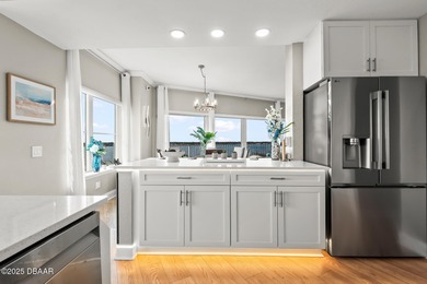 Wake up to sweeping Intracoastal water views from this 7th-floor