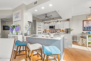 Wake up to sweeping Intracoastal water views from this 7th-floor