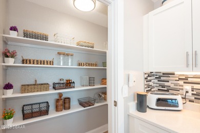 Wake up to sweeping Intracoastal water views from this 7th-floor