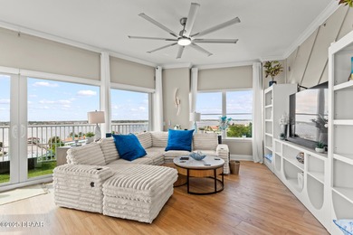 Wake up to sweeping Intracoastal water views from this 7th-floor