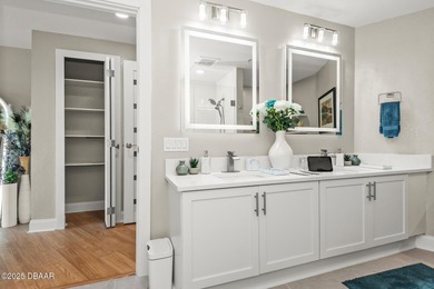 Wake up to sweeping Intracoastal water views from this 7th-floor