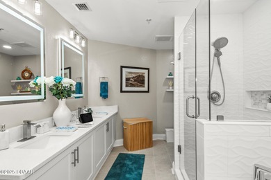 Wake up to sweeping Intracoastal water views from this 7th-floor