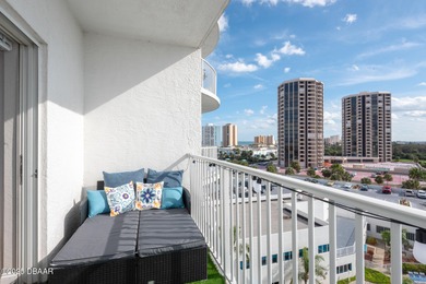 Wake up to sweeping Intracoastal water views from this 7th-floor