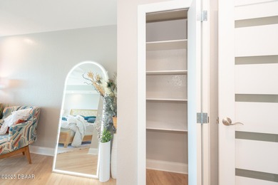 Wake up to sweeping Intracoastal water views from this 7th-floor