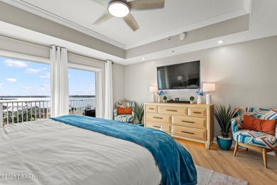 Wake up to sweeping Intracoastal water views from this 7th-floor