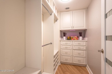 Wake up to sweeping Intracoastal water views from this 7th-floor