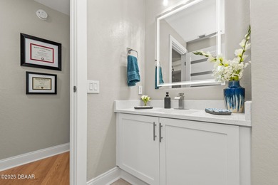 Wake up to sweeping Intracoastal water views from this 7th-floor