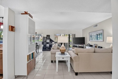 Fully Furnished Turnkey! Bright, beautifully renovated 3-bedroom - photo 12