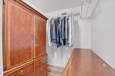Fully Furnished Turnkey! Bright, beautifully renovated 3-bedroom - photo 30