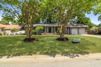 Don't miss this beautifully renovated 4-bedroom, 2-bath home in - photo 4