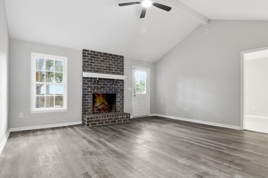 Don't miss this beautifully renovated 4-bedroom, 2-bath home in - photo 9