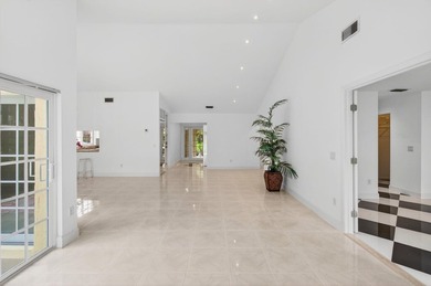 LOCATION! LOCATION! DISCOVER THIS RARE 3/2/GARAGE SUNLIT CORNER - photo 38