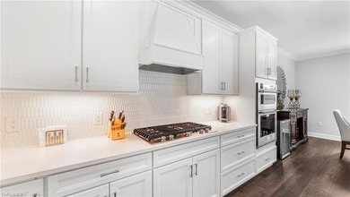 Welcome to an exceptional residence in the highly sought-after - photo 6
