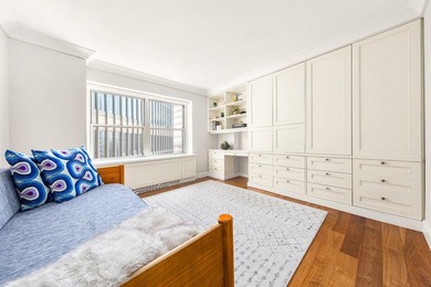 Sun-drenched and beautifully appointed corner two-bedroom - photo 11